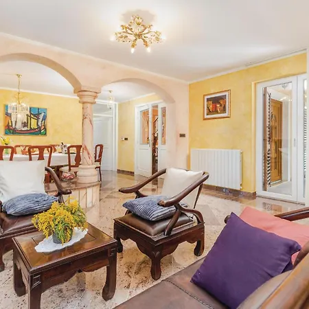 5 Bedroom Beautiful In