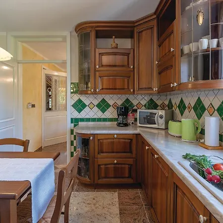 5 Bedroom Beautiful In *