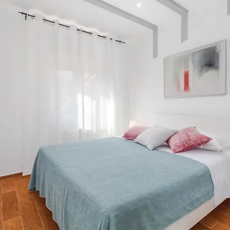 Nyaraló 5 Bedroom Beautiful In