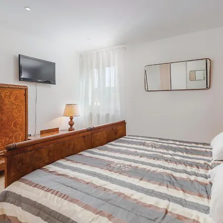 5 Bedroom Beautiful In Labin