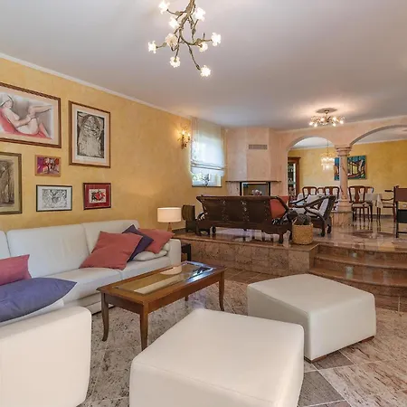 Nyaraló 5 Bedroom Beautiful In *