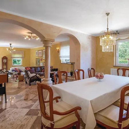 5 Bedroom Beautiful In