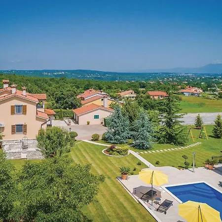 Nyaraló 5 Bedroom Beautiful In