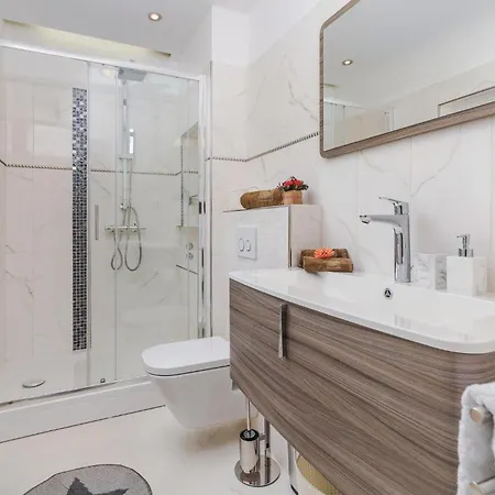 Nyaraló 5 Bedroom Beautiful In *